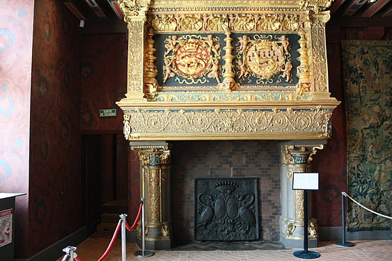 Cheminée Château de Blois - Salle des Gardes de la Reine, ornée de l'hermine de la reine Claude de France et de la salamandre de François Ier.