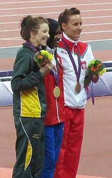 2012 Paralimpiade Wanita 400m T46 Kemenangan Ceremony.jpg