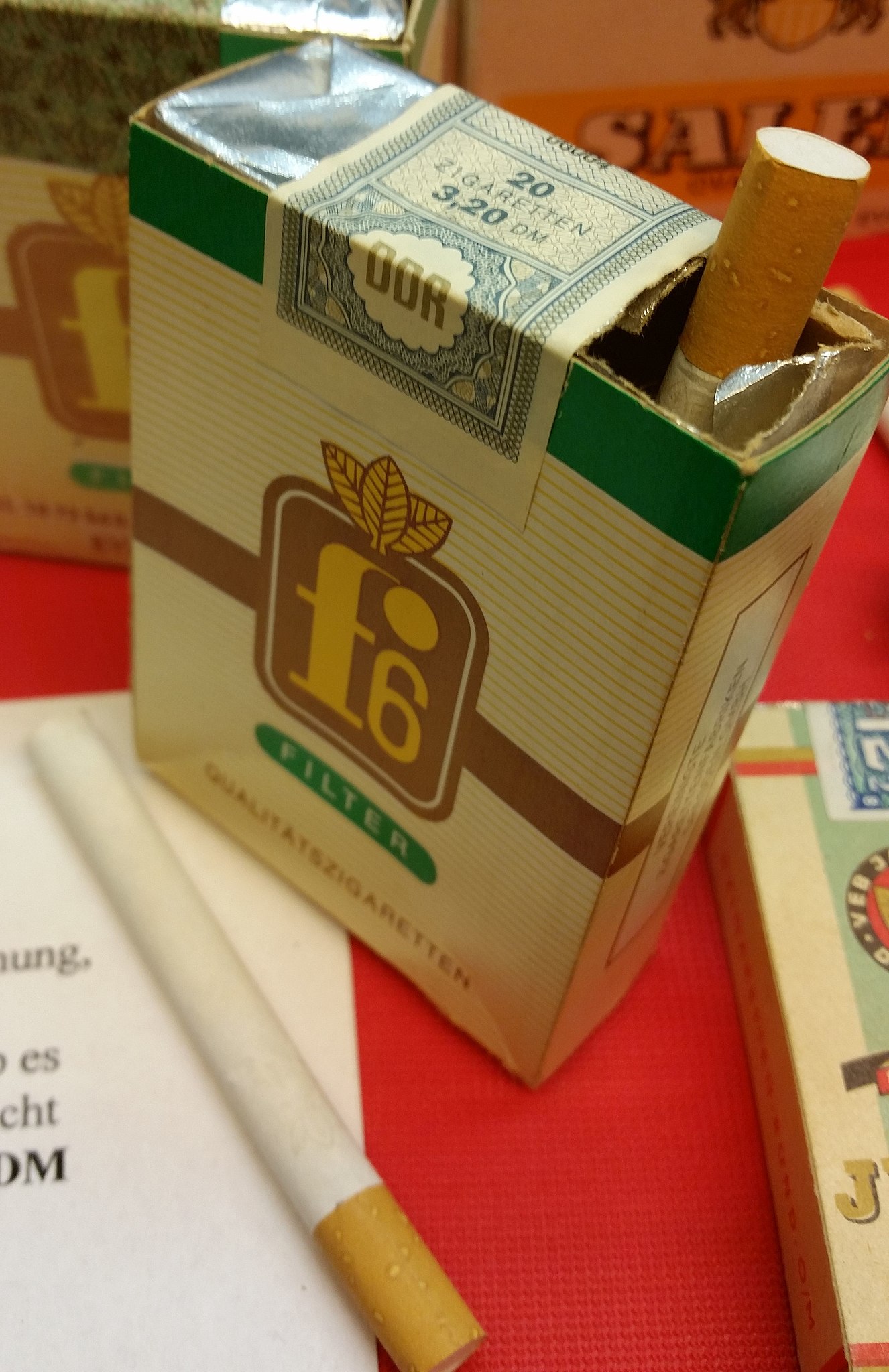 Datei:2014 Zigarettenschachtel f6 mit DDR-Steuerbandarole & DM.jpg –  Wikipedia