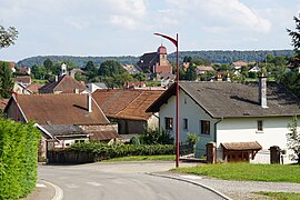 Kolorowe zdjęcie ulicy wjeżdżającej do wioski