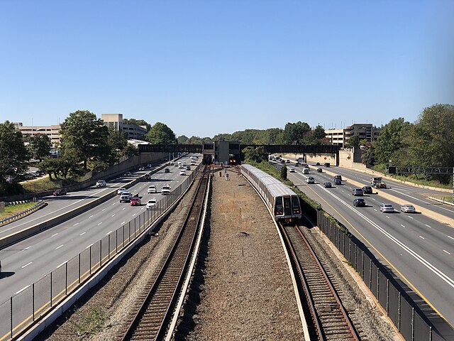 I-66 in Oakton, with a Washington Metro train using the tracks in the median