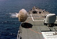 Le canon de 127 mm du destroyer USS Benfold (DDG-65) tire lors d'un exercice au large des côtes de la Californie du Sud, le 16 avril 1997.