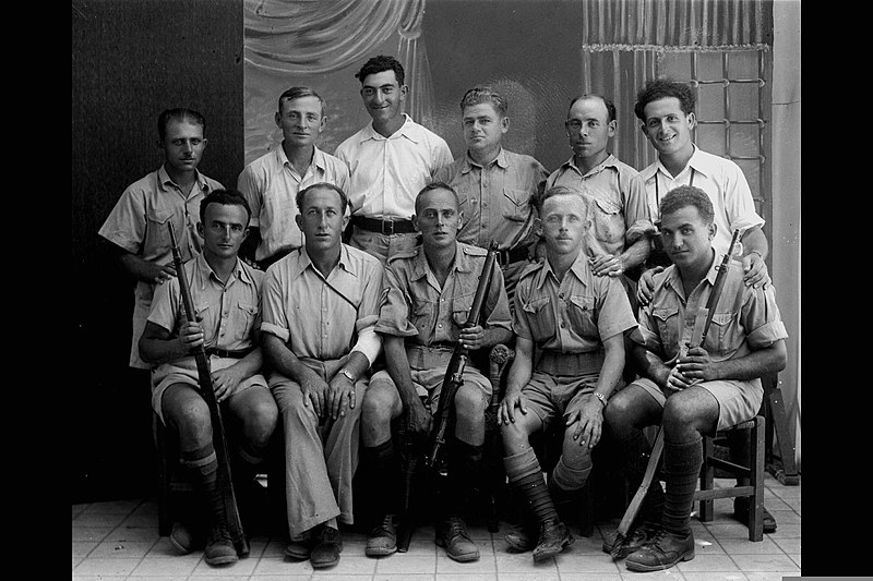 File:A GROUP OF GUARDS WITH THEIR WEAPONS IN KFAR SABA. צילום משותף של קבוצת שומרים עם כלי נשקם, בכפר סבא.D616-088.jpg