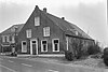 Boerderij van het Langstraatse type, met aan de voorzijde een door trappen en een toppilaster bekroonde tuitgevel; in de verdieping zesdelige schuiframen. De ingang versierd met pilasters en een kroonlijst op klossen. Zadeldak met pannen belegd