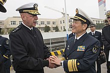 Адмирал Скотт Х. Свифт, командующий Тихоокеанским флотом США, приветствует вице-адмирала Су Чжицяня, командующего Восточно-морским флотом Народно-освободительной армии Китая (ВМС). (23247702605) .jpg