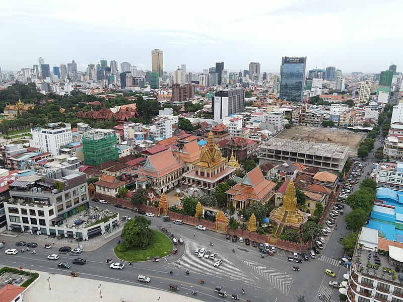 File:Aerial View of Wat Ounalom from River.jpg