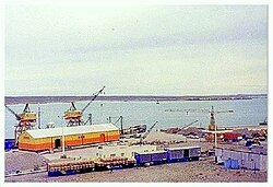 Una de las pocas imágenes a color del ferrocarril que retrata al embarcadero del Muelle y el ramal antes de culminar en la zona portuaria a pocos metros.