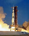 Eine Saturn-V-Rakete beim Start im Jahr 1969. Sie hat drei Astronauten zum Mond gebracht.
