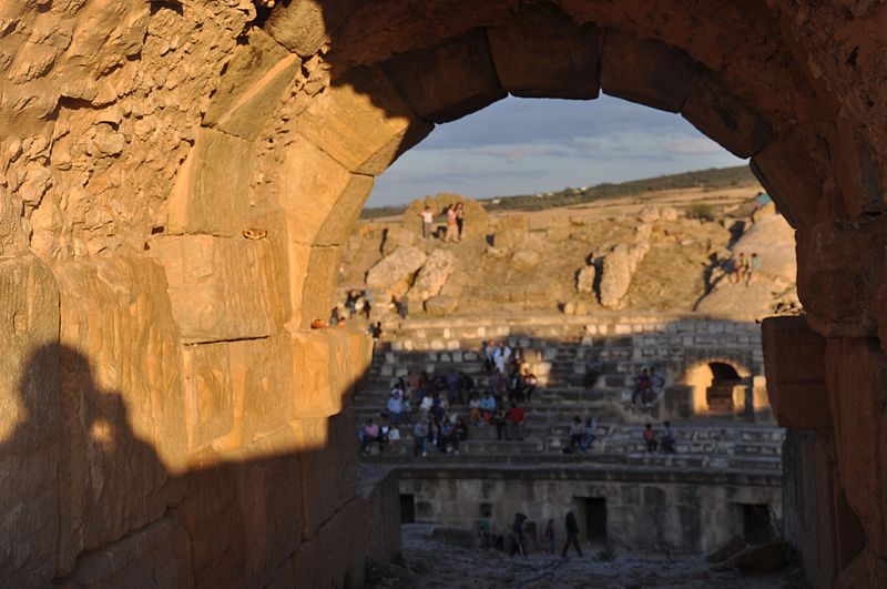 File:Arc de l’amphithéâtre de oudhana 3.jpg