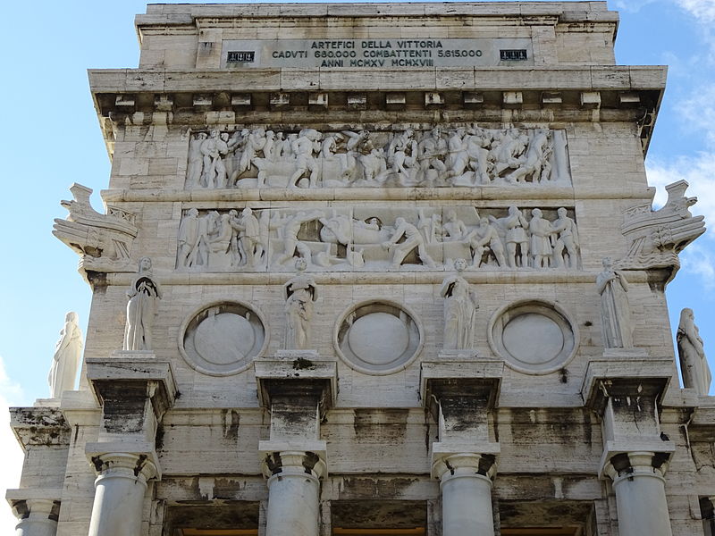 File:Arco della Vittoria, lato est 02.JPG