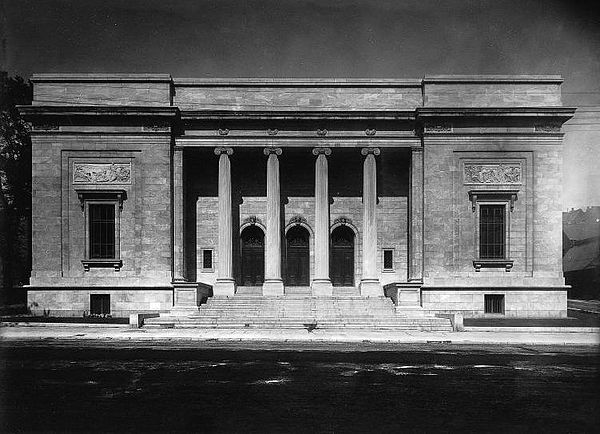 The New Art Gallery (today the Michal and Renata Hornstein Pavilion) seen on Sherbrooke Street West in 1913.