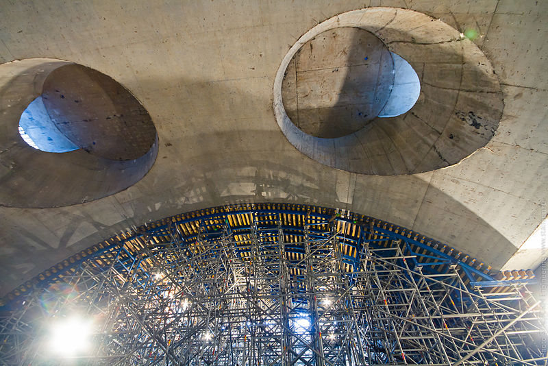 File:Assembling the mobile formwork system in Moscow metro Бетонирование свода с кессонами на станции метро Борисово в Москве.jpg