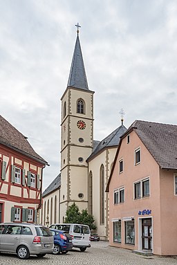 Kirchplatz in Aub
