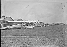 Avions Dorand DO.1 devant les hangars de la base aérienne en 1914.