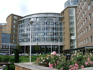 BBC – główny brytyjski publiczny nadawca radiowo-telewizyjny, największa tego rodzaju instytucja na świecie.