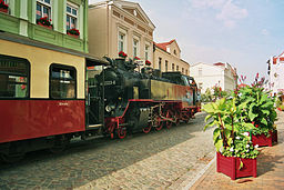 Et tog på den smalsporede jernbane Molli sker igennem Bad Doberan.