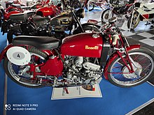 L'esemplare più prestigioso della Collezione ASI-Morbidelli: la Benelli 4 cilindri con compressore volumetrico del 1942. Nata per le competizioni, non gareggerà mai per lo scoppio della S.G.M. Nel dopoguerra i regolamenti vieteranno la sovralimentazione. Questo è l'unico esemplare esistente al mondo.