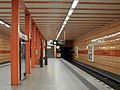 U-Bahnhof Schillingstraße (Sanierung 2003), typisches Beispiel eines sanierten Bahnhofs nach der Jahrtausendwende (hier U5, zu finden auch auf U9): farbige Emailleplatten, heller Granitboden, dominierende Kernfarbe, commons:Category:U-Bahnhof Schillingstraße (Berlin)
