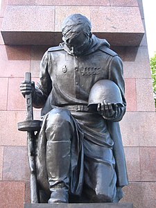 Una das estatuas dos soldados arrodillados na entrada.