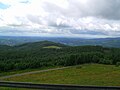 Vue vers le sud-est depuis la tour panoramique ; au milieu de l'image, le lac de Sèchemaille.