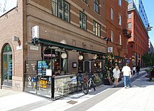 Restaurant outdoor areas have to be separated from the street to get alcohol permit (a simple fence is enough). Bistro Rolf de Mare, Drottninggatan 15, aug 2020.jpg