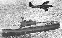 Eine Blackburn Baffin über dem Flugzeugträger HMS Eagle