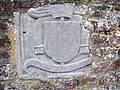 Blason en pierre représentant les armes de la Maison de Montmorency et sa devise Aplanos.