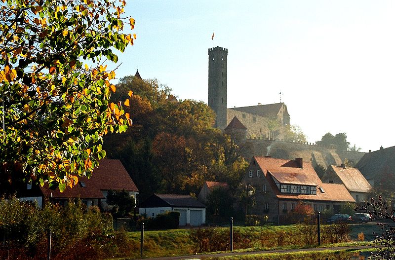 File:Blick zur Burg (1).jpg