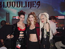 E3 2003 sırasında Vampire: The Masquerade - Bloodlines oyunundan vampir gibi giyinmiş üç kadın.
