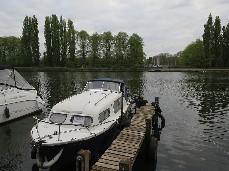 File:Boat and jetty on the Thames - geograph.org.uk - 5421527.jpg