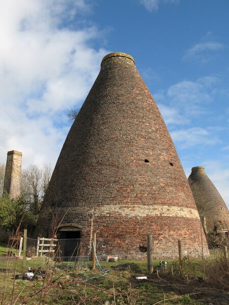 File:Bottle kilns and chimney - geograph.org.uk - 713440.jpg