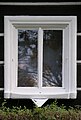 Čeština: Brtníky - okno roubeného stavení se svodem dešťové vody