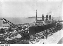 Leviathan in drydock, December 1931. Bundesarchiv Bild 102-12864, Passagierdampfer "Leviathan".jpg