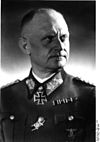 Черно-белая фотография мужчины в военной форме с орденом на шее в форме Железного креста.