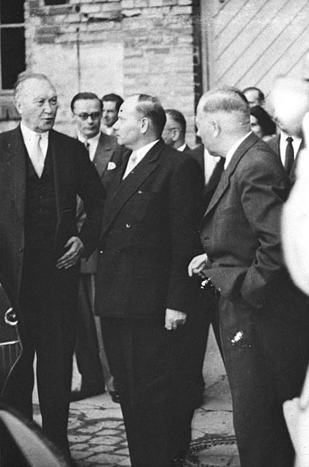 Adenauer in 1950 at the Ermekeil barracks in Bonn with Adolf Heusinger (right), one of the authors of the Himmerod memorandum