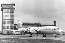 Ein Passagierflugzeug der Interflug vor Tower und Abfertigungshalle des Flughafens Erfurt, 1979