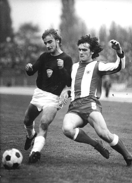 File:Bundesarchiv Bild 183-P1108-0016, BFC Dynamo - BSG Stahl Riesa 1-1.jpg