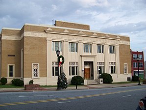 Das Caldwell County Courthouse (2011) ist einer von 17 Einträgen des Countys im National Register of Historic Places.