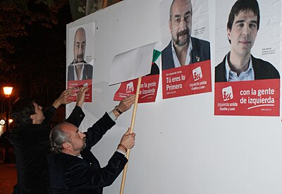 Juan Gascón, candidato a la alcaldía, y Marino San Martín, candidato a procurador en las Cortes, en la pegada de carteles.