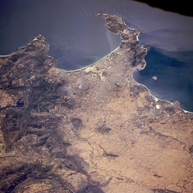 File:Capetown_table_false_bay.jpg