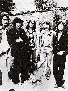 کاروان در سال ۱۹۷۴; از چپ به راست: پای هستینگز، جفری ریچاردسون، مایک ودگوود، ریچارد کوفلان و دیو سینکلر.
