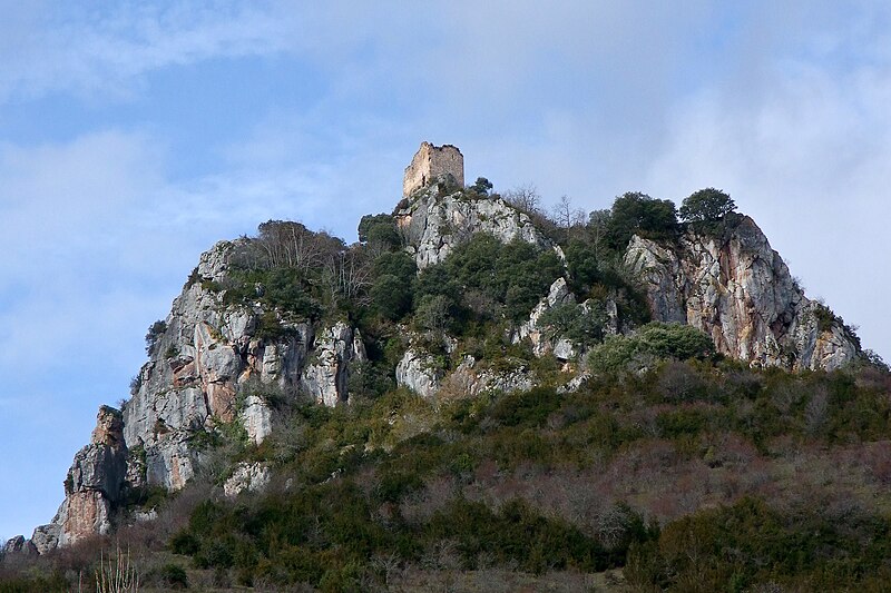 File:Castillo en Nieva de Cameros.jpg