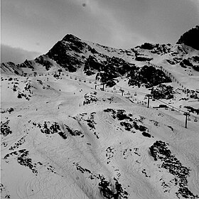 Pohled na Cirque du Lys v zimě s lyžařskými vleky střediska zimních sportů.