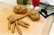 L'immagine mostra un pane intrecciato e due pani intrecciati, prima della loro cottura.