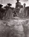 Chiriguanoindianer samlade kring en grav under utgrävning. Sydamerika. Bolivia - SMVK - 004932.tif