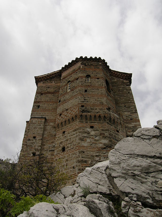 A richly decorated five-sided apse