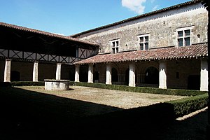 Cloître de l'abbaye de Flaran.jpg