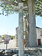 Le calvaire du XVe siècle au sein de l'enclos paroissial.