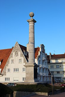 Gedenksäule für die Landung Ludwigs XVIII. In Calais im Jahr 2013 2.jpg