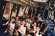 Cid (centru) col restu del equipu mientres un treslláu n'autobús n'Atlanta (1996).
